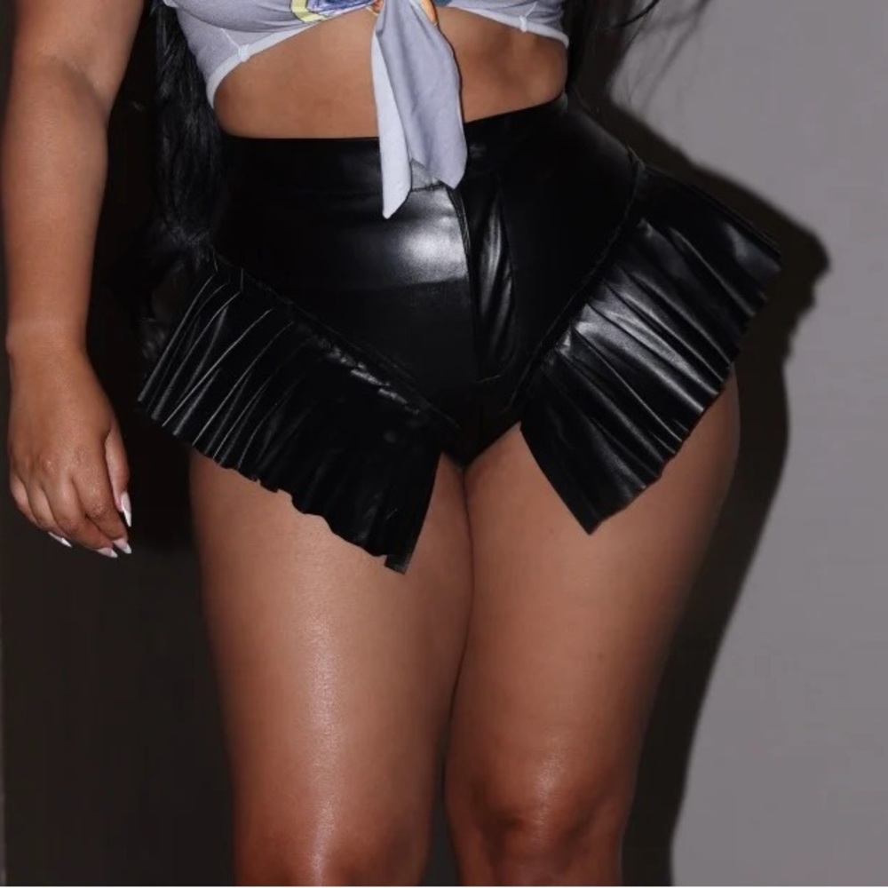 Nichole Lynel “So Persuasive Shorts” size L